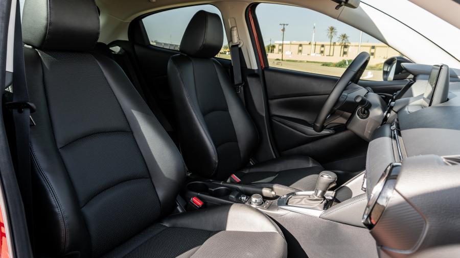 Интерьер Toyota Yaris XLE Hatchback 2019 года  (NA) (фото 17 из 40)